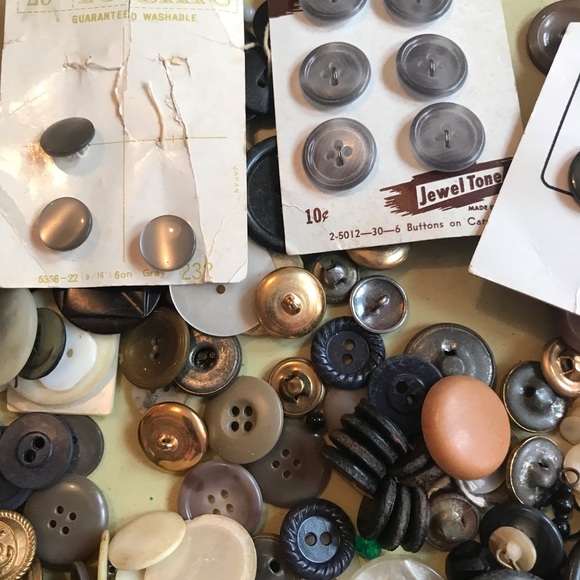 Huge Lot Of Vintage Buttons ~ Brass, Wood, Mother Of Pearl Etc. - Picture 8 of 9
